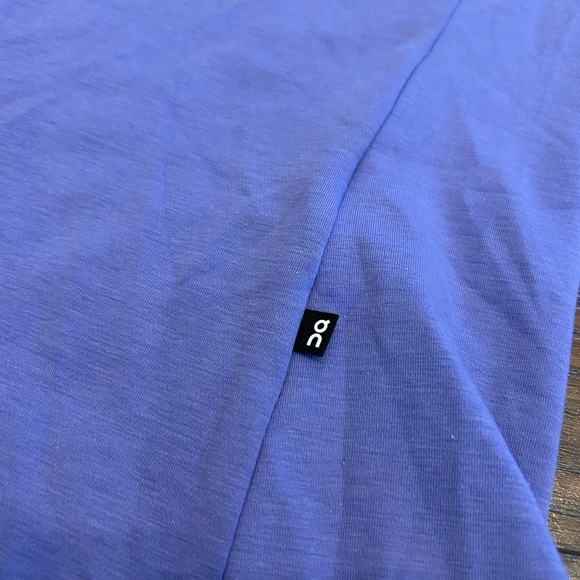 NWT WOMENS ON CLOUD Running Focus-T T-shirt Top Short Sleeve Blueberry - Picture 3 of 8